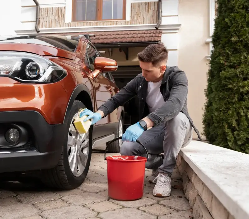 Lavage auto à domicile Bernières-sur-Mer : professionnel intervenant sur un véhicule